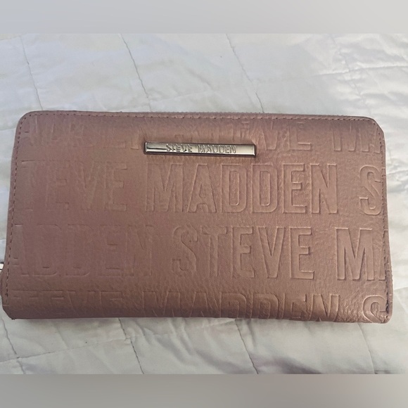 Steve Madden LARGE ZIP AROUND Wristlet - Picture 4 of 5